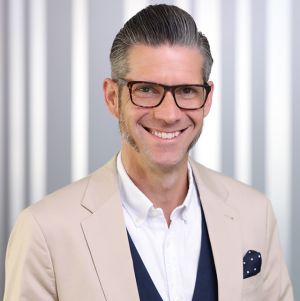 Alexander Peterlik ist Business Development Manager bei der Standardisierungsorganisation GS1 Austria. Er bietet Beratung, Schulung und Workshops rund um den effizienten Einsatz der GS1 Standards entlang der gesamten Wertschöpfungskette