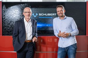 Olaf Horrenberger (links) und Johannes Schubert (rechts), Enkel des Firmengründers, sind beide Geschäftsführer der Schubert Packaging Systems GmbH, die in diesem Jahr 50-jähriges Jubiläum feiert