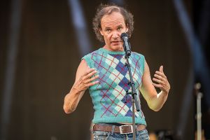 Stilecht mit Pullunder: Comedian Olaf Schubert nahm KI und Unternehmertum aufs Korn