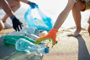 Durch ihre gute Wiederwertbarkeit entwickeln sich gebrauchte Plastikflaschen zunehmend vom Wegwerfprodukt zur Wertstoffquelle