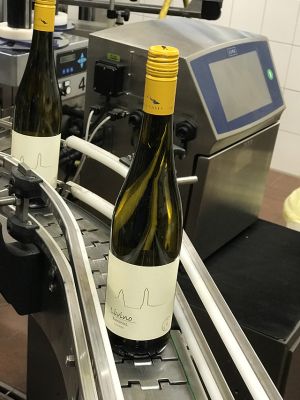 Ein Linx 8900 von Bluhm Systeme druckt individuelle Informationen auf die Rückenetiketten