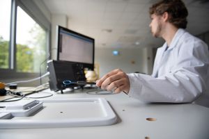 In der Abteilung Neue Technologien vermisst Elektrotechniker Patrick Hubert mit einer Nahfeldsonde das magnetische Feld einer Antenne. Die im Oszilloskop angezeigten Messdaten geben Aufschluss über die Charakteristik der Antenne