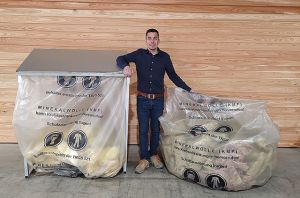 "Wir haben für die Entsorgung von Mineralwolle erstmals einen Sammelsack aus 100 % österreichischem Recycling-Plastik (LDPE) herstellen können, der sowohl reißfest als auch UV beständig ist“, betont Joachim Puhm, Geschäftsführer von Puhm GmbH