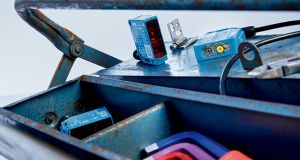 Lichttaster und -Lichtschranken W12: Applikationsfokussierte Varianten sorgen für hohe Detektionssicherheit – auch bei transparenten, unebenen, spiegelnden, kontrastreichen, perforierenden oder depolarisierenden Objekten