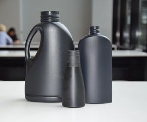 In Zusammenarbeit mit Ampacet arbeitet Henkel an der Umsetzung einer innovativen Lösung für schwarze Plastikverpackungen, die vollständig recycelbar sind.