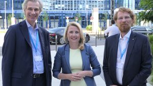 Dr. Roman Stiftner, Präsident, und Wolfgang Kubesch Geschäftsführer der BVL Österreich mit Bundesministerin Susanne Raab beim 37. Logistik Dialog 2022