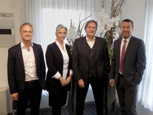 Manfred Hummenberger und Wolfgang Hillinger, Geschäftsführer DS AUTOMOTION GmbH (1. und 4. von links), mit Cerstin  und Thorsten Finke, Geschäftsführer IDENTYTEC GmbH & Co. KG