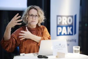 Sabine T. Köszegi: „Wenn wir uns als Entscheider:innen nur auf ChatGPT verlassen, findet eine Nivellierung statt, und wir verlieren viele wichtige Kompetenzen.“
