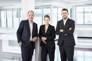Frank Paul Nonnenmann (links) führt seit dem 1. Februar 2020 gemeinsam mit den bisherigen Geschäftsführern Katrin Stegmaier-Hermle (Mitte) und Florian Hermle (rechts) den Sensor- und Automatisierungsspezialisten Balluff