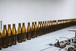 Nicht nur leichter, sondern auch robust: Durch ihre Stabilität und Abriebfestigkeit können die neuen Standardflaschen bis zu 20 Prozent öfter wieder befüllt werden