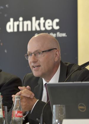 Veranstaltungsleiter Dr. Reinhard Pfeiffer gibt einen Überblick über die aktuelle Situation der drinktec