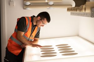 Mit dem Recyclability Evaluation Service (RES) analysiert DS Smith die Recyclingfähigkeit von faserbasierten Verpackungen in seinem modernen Entwicklungslabor in Kemsley, Großbritannien