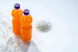 Die 100 % Recycling-Flaschen von Rauch werden nun in Trays angeboten, die zu 70 % aus Recyclingmaterial aus dem gelben Sack bestehen. Hergestellt werden die Trays von Greiner Packaging