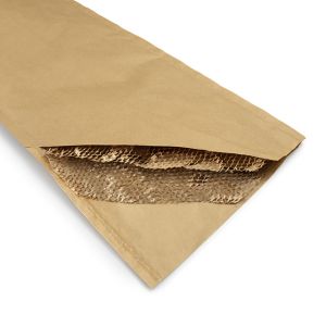 Climaliner wird in rechteckigen Bögen geliefert, die aus drei Papierschichten bestehen: Vorgeschnittene 2-lagige Kraftpapierblätter (100% recycelt); Zwischenlage aus wabenförmigem Kraftpapier (85% recycelt)