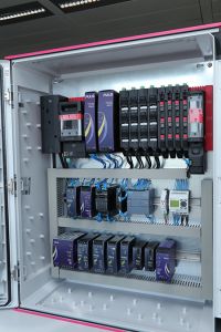 Hocheffiziente PULS Netzteile kontaktieren direkt das RiLineX Board, schnell und werkzeuglos montierbar