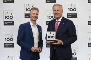 Thomas Winkler, CEO von KOCH Pac-Systeme (links), nimmt die Auszeichnung TOP 100 Innovator 2026 stellvertretend für das gesamte Unternehmen von TOP 100-Mentor Christian Wulff entgegen