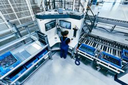 Der innovative Montagearbeitsplatz ivii.smartdesk ist mit moderner Bilderkennungs- und Bildverarbeitungstechnologie ausgestattet und führt den Mitarbeiter durch den Prozess