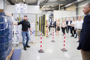 Patrick Straube (Teamleiter Technikum) erläutert die verschiedenen Testmöglichkeiten bei der Eröffnung des neuen TechCenters am 28. Juni 2023