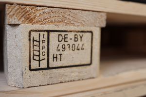Mit Logo der ISPM 15-Richtlinie gekennzeichnete Palette. (ISPM steht für „Internationaler Standard für Pflanzengesundheitliche Maßnahmen für Verpackungsmaterial aus Holz im internationalen Handel“)