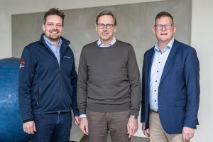 Johannes Schubert (li.) hat die Bereichsleitung Vertrieb der Gerhard Schubert GmbH von Martin Sauter (re.) übernommen. Mitte: Marcel Kiessling, Geschäftsführer der Gerhard Schubert GmbH