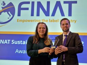 Securikett-Geschäftsführer Gregor Kitzberger und Vanessa Mitterer, Leiterin der F&E-Abteilung nahmen den Preis entgegen (Foto: FINAT)