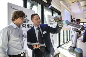 Vom 4. Oktober bis 23. November können Interessierte Automatisierung mittels kollaborativer Robotik an 13 Standorten in Deutschland, Österreich und der Schweiz zum Anfassen erleben