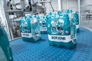 Vom KHS-Schrumpfpacker Innopack Kisters SP ­Advanced kommend ­werden die Packs zur Palettierung weiter­transportiert