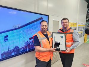 Kasim Hanif arbeitet als Resident Engineer bei Marks & Spencer in Bradford. Er ist der 1.500ste Customer Service-Mitarbeiter der KNAPP-Gruppe. (v.l.n.r. Kasim Hanif, Resident Engineer & Andrew Howard, KNAPP Site Manager bei Marks & Spencer)
