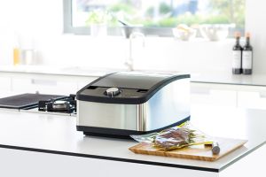 Der Kammer-Vakuumierer MULTIVAC home wurde mit dem Konsumentenpreis „KüchenInnovation des Jahres® 2019“ ausgezeichnet
