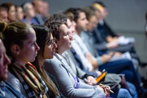 Der Blick ins Publikum zeigt das rege Interesse. Rund 120 Interessierte haben an der Informationsveranstaltung von ARA und OFI am 15. November 2023 teilgenommen (Foto: OFI/Johannes Brunnbauer)