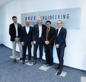 Freuen sich auf die zukünftige Zusammenarbeit (v.l): CEO Philipp Hahn-Woernle, Christian Mittelhammer, COO Detlef Ganz (alle viastore), Torsten Schoder, Geschäftsführer Buck Engineering, sowie Robert Brauer, viastore