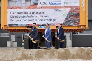 v.l. Jürgen Secklehner (Geschäftsführer ARAplus), Kurt Bernegger (Geschäftsleitung Bernegger GmbH) und Denis Völler (Geschäftsführer Der Grüne Punkt) beim Spatenstich für Sort4cycle