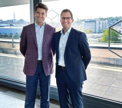 Philipp Hahn-Woernle (links) übergibt an Thomas Hibinger, der ab dem 1.1.2024 neuer CEO der viastore GROUP sein wird