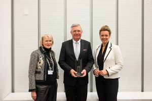 (v. l.) Dr. Bettina Horster (Vorsitzende der GFS), Prof. Michael ten Hompel (geschäftsführender Institutsleiter des Fraunhofer IML) und Ina Brandes, Ministerin für Kultur und Wissenschaft des Landes NRW