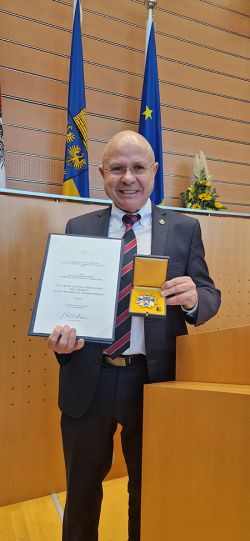 Dr. Johannes Michael Wareka, 4. Generation der Gründer- und Eigentümerfamilie von Marzek Etiketten+Packaging, wurde mit dem Großen Goldenen Ehrenzeichen des Landes NÖ ausgezeichnet