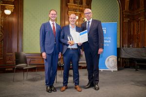 v.l. DI Udo Pappler (GF OFI), Ass.-Prof. Dr. Klaus Bretterbauer (Johannes Kepler Universität Linz, Institut für Chemische Technologie Organischer Stoffe), Baurat DI Dr. Michael Balak (GF OFI)