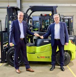 v.l.:  Stefan Budweit übernimmt den Staffelstab von Rolf Eiten bei Clark Europe