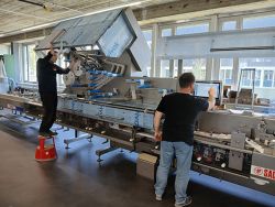 Sacmi-Ingenieure bei der Entwicklung der Schlauchbeutelmaschine JTA+