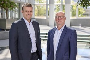 Claude Cornaz, Verwaltungsratspräsident (rechts), und Lukas Burkhardt, neuer CEO (links), im Rahmen der Bekanntgabe der Nachfolgeregelung
