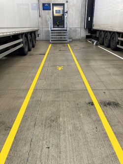 Ca. 6.100 laufende Meter Fahr- und Fußwege markierte ONK im neuen Logistikzentrum von RHODIUS. Versiegelt wurden die Flächen mit UV-Klarlack. Im Außenbereich sorgen reflektierende Glasperlen in den Markierungen für eine bessere Sichtbarkeit im Dunkeln