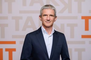 Helmar Hipp wurde zum 15. Mai 2026 in den Vorstand der TAKKT AG berufen und stellt die Kundenerfahrung entlang aller Kanäle in den Mittelpunkt