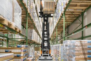 Bei Einlagerungshöhen bis zu 13,8 m werden mittels der Aktiven Laststabilisierung und der Gabelzinkenkamera Anfahrschäden am Regal vermieden