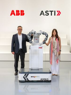 ami Atiya, Leiter des Geschäftsbereichs Robotik & Fertigungsautomation von ABB und Veronica Pascual Boé, CEO ASTI