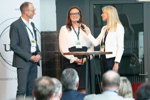 Heidrun Hochreiter (Managerin Lebensmittel-Cluster) und Andreas Haider (Eigentümer & Geschäftsführer UNIGruppe und Beiratssprecher Lebensmittel-Cluster) im Gespräch mit Moderatorin Sabine Lindorfer
