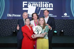 v. l.: CEO Dr. Johannes Michael Wareka mit Gattin Carmen Rossana Ramirez de Wareka, Oliver Wareka, Stefanie und Marie Wareka, 4. und 5. Marzek-Generation