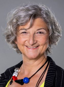 Christine Reiterer, Geschäftsführerin von QuintLog, freut sich über den 1. Platz im Seminaranbieter-Ranking des Industriemagazins in der Kategorie Logistik