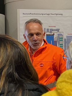 Andreas Neuper, Projektleiter Energieversorgung bei Rondo, erklärte die fortschrittlichen Methoden der Rauchgasreinigung des geplanten Reststoffkraftwerks in Frastanz