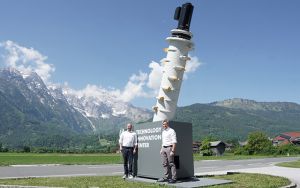 Christian Lanner und Stefan Scheiflinger-Ehrenwerth mit dem ca. 6 Meter hohen „Wahrzeichen“ des UNTHA Technology Innovation Center – einem XR-Rotor, der zu einer Skulptur umgewandelt wurde