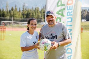 Irene Fuhrmann (ÖFB Frauen Team-Chefin) und Stephan Kaar (Sprecher Forum Wellpappe Austria). Foto: com_unit/D. Waschnig