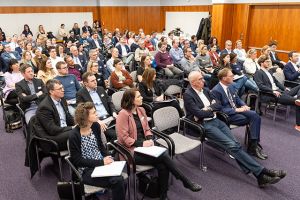 Der Blick ins Publikum zeigt das rege Interesse. Mehr als 100 Interessierte haben an der Veranstaltung teilgenommen. Fotocredit: OFI/Alice Schnür-Wala